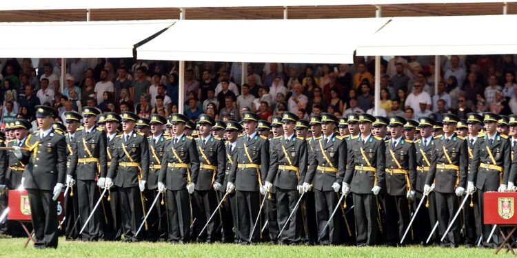 TSK'dan Atatürk kararı: Birine ihraç diğerine ret