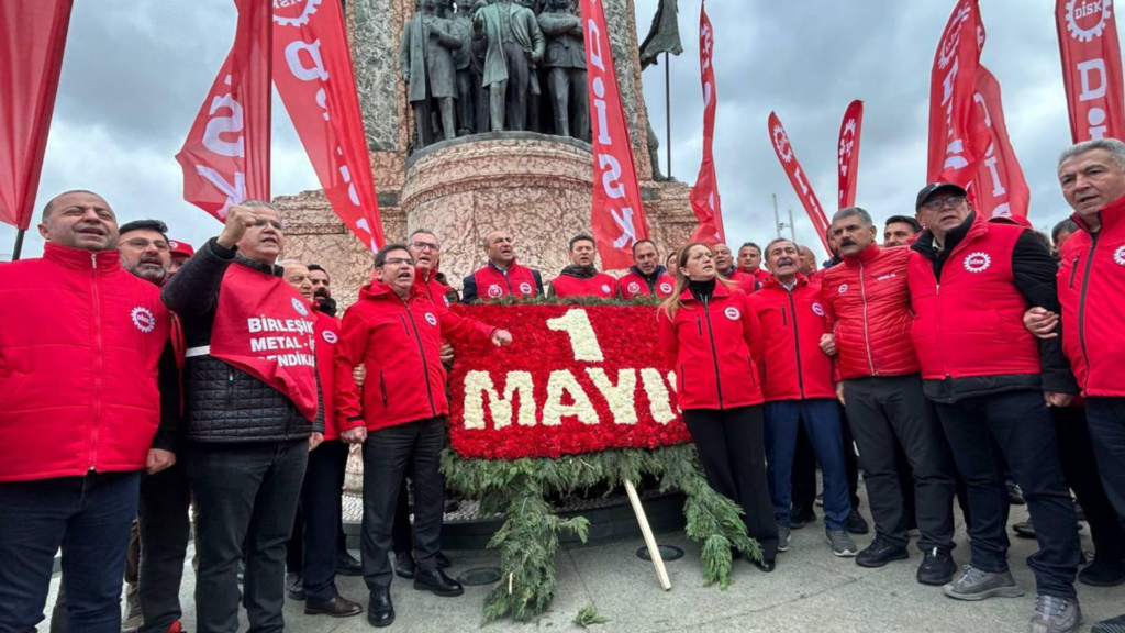Taksim, 1 Mayıs'ta ablukada | Sendikalar, anıta çelenk bıraktı: Bu barikatlar, ülkeyi yöneten siyasi iktidarın zihniyetini anlatıyor