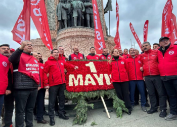 Taksim, 1 Mayıs'ta ablukada | Sendikalar, anıta çelenk bıraktı: Bu barikatlar, ülkeyi yöneten siyasi iktidarın zihniyetini anlatıyor