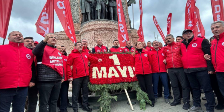Taksim, 1 Mayıs'ta ablukada | Sendikalar, anıta çelenk bıraktı: Bu barikatlar, ülkeyi yöneten siyasi iktidarın zihniyetini anlatıyor