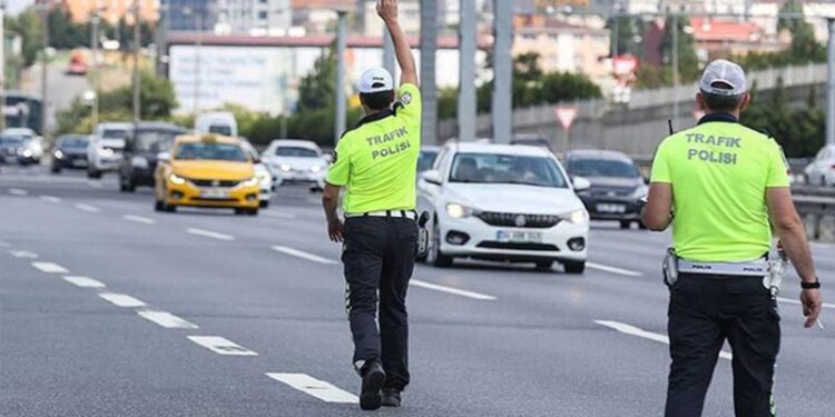 Trafiği engelleyen araç sürücülerine yeni cezalar!