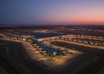 Türk hava sahasında tüm zamanların transit uçuş rekoru kırıldı; "Ülkemizi havacılıkta dünyanın önde gelen transit merkezlerinden biri yapıyoruz"