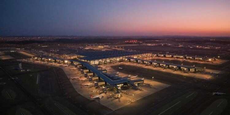 Türk hava sahasında tüm zamanların transit uçuş rekoru kırıldı; "Ülkemizi havacılıkta dünyanın önde gelen transit merkezlerinden biri yapıyoruz"