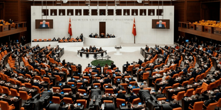 Üç Vekil Hakkındaki Dokunulmazlık Dosyaları Meclis'te