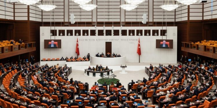 Üç milletvekilinin fezlekeleri Meclis’e gönderildi