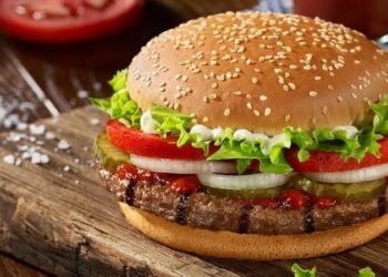 Ünlü firmaya dava: Hamburgerleri olduğundan büyük gösteriyor