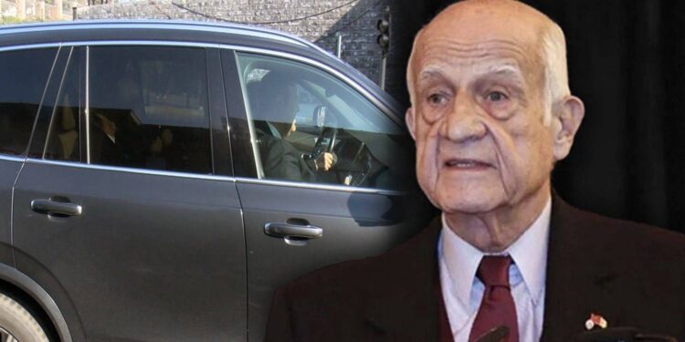 Vasilerinin izni olmaksızın yardımcısı ve şoförü ile hastaneden ayrıldı