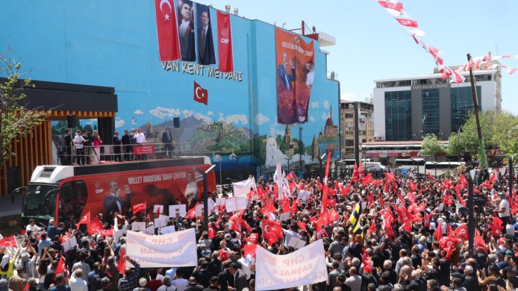 Wan'da konuşan Özel: Meclis zemininde adımlar atılmasını bekliyoruz