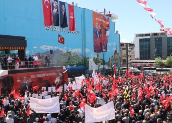 Wan'da konuşan Özel: Meclis zemininde adımlar atılmasını bekliyoruz