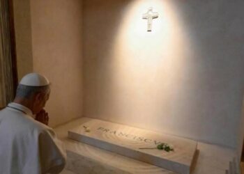 Yeni Papa 14. Leo Vatikan’da halkla bir araya geldi, Papa Francis’in mezarı başında dua etti