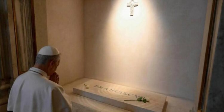 Yeni Papa 14. Leo Vatikan’da halkla bir araya geldi, Papa Francis’in mezarı başında dua etti