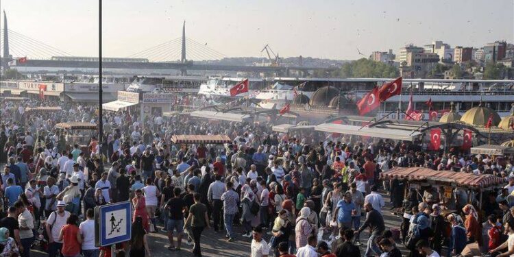 Yorgun ve borçlu; Türkiye’de yaşam memnuniyeti yüzde 33’e geriledi