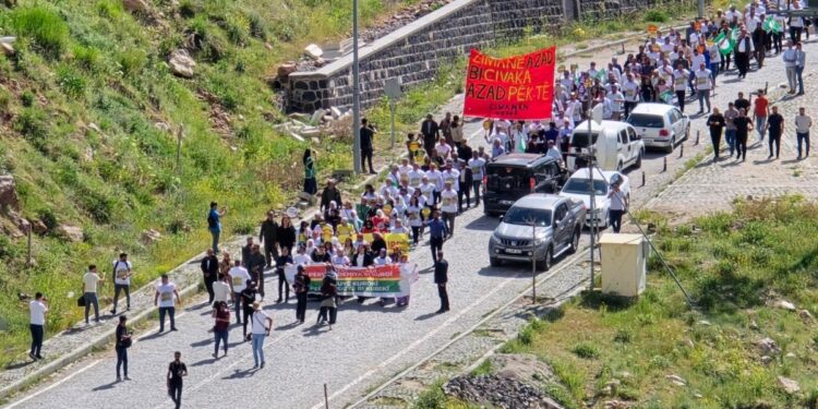 Ehmedê Xanî Türbesi’ne yürüyüş: Kürtçeye statü tanınsın