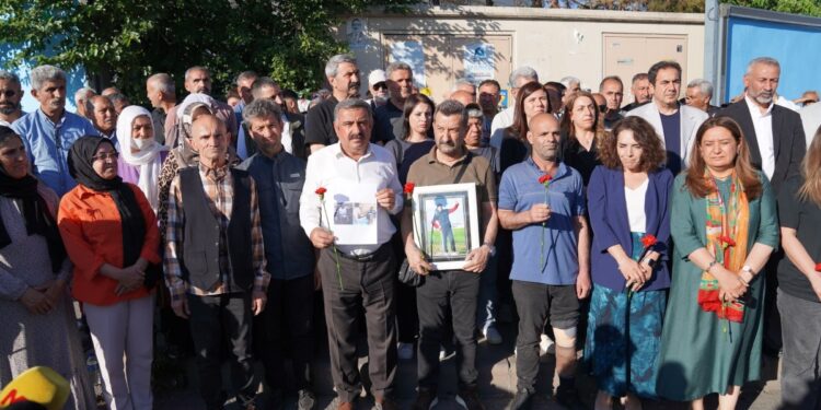 5 Haziran katliamında yaşamını yitirenler anıldı: Barış ve demokrasiyi getireceğiz