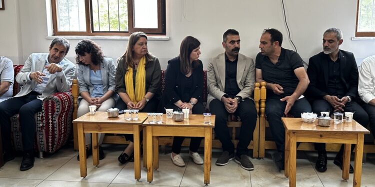 Amed’deki yangında yaşamını yitirenlerin taziyelerine ziyaret