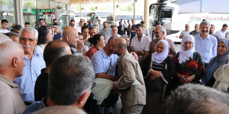 30 yıllık tutsağa Amed’de coşkulu karşılama