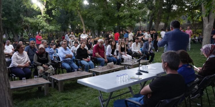 Amed’in 3 ilçesinde ‘Demokratik Toplum Çağrısı’ buluşmaları: Çağrıyı daha fazla sahiplenelim