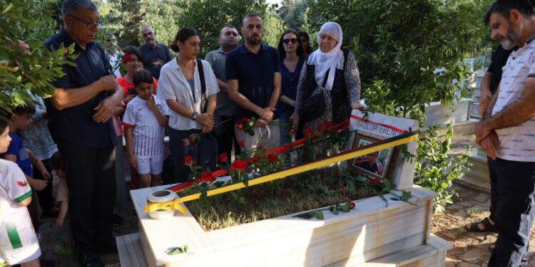 Özgür basın emekçisi Erenci mezarı başında anıldı