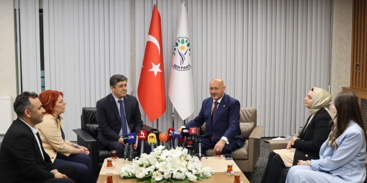 AKP’den DEM Parti’ye ziyaret: Kardeşlik hukuku birlikte tesis edilecek