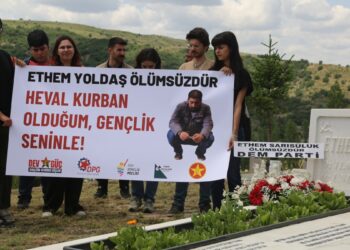 Ethem Sarısülük mezarı başında anıldı: Mücadelesini yaşatacağız