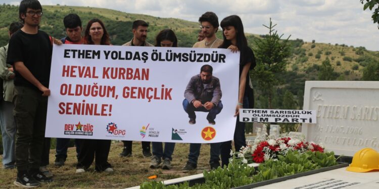Ethem Sarısülük mezarı başında anıldı: Mücadelesini yaşatacağız