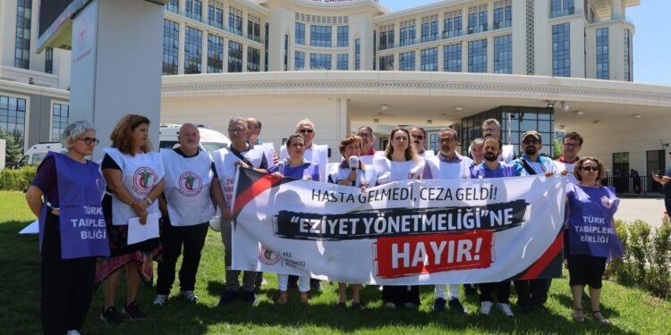 TTB Sağlık Bakanlığı önünden seslendi