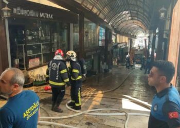 Denizli’de tarihi çarşıda yangın çıktı