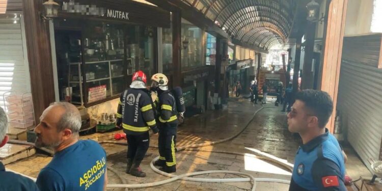 Denizli’de tarihi çarşıda yangın çıktı