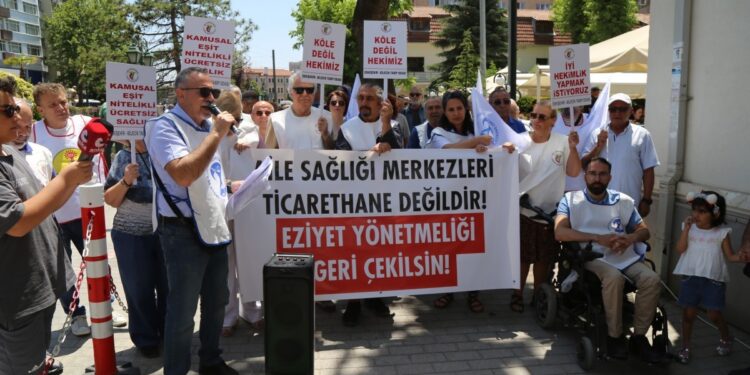 Sağlıkçılar: Haklarımızı gasp ettirmeyeceğiz