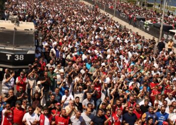 Grevdeki işçiler taleplerinin kabul edilmesi için direnişte