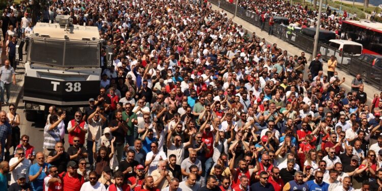 Grevdeki işçiler taleplerinin kabul edilmesi için direnişte