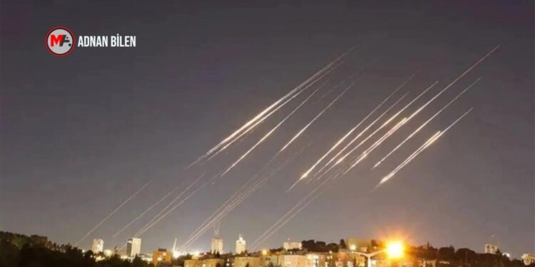 İran rejimi çökmenin eşiğinde: Kürt güçleri sorumlu davranmalı