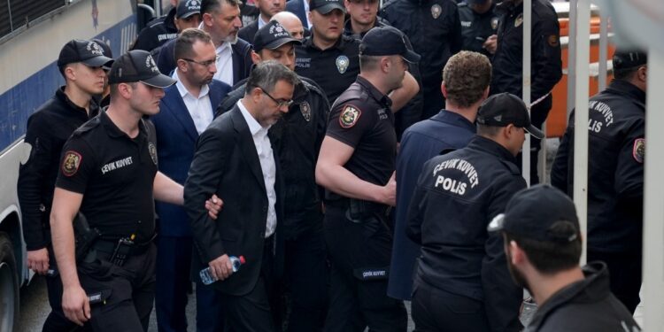 İBB soruşturması: Belediye başkanları dahil 22 tutuklama