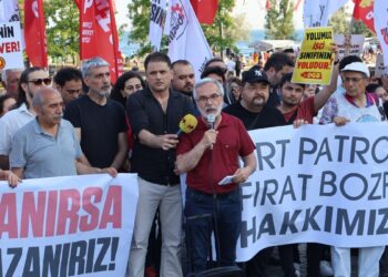KRT TV çalışanları sokaktan seslendi: Hakkımızı alana kadar mücadele edeceğiz