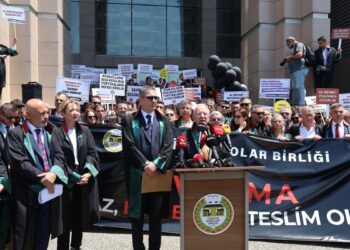 Savunmaya baskıyı protesto eden avukatların yürüyüşüne engel