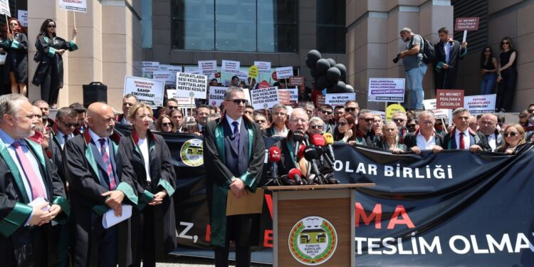 Savunmaya baskıyı protesto eden avukatların yürüyüşüne engel