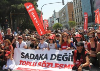 İzmir’de grevin 6’ncı gününde belediyeye masa çağrısı