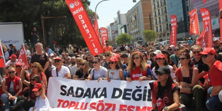 İzmir’de grevin 6’ncı gününde belediyeye masa çağrısı