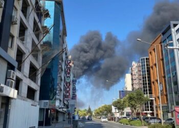 Plastik fabrikasındaki yangın kontrol altına alındı  YENİLENDİ