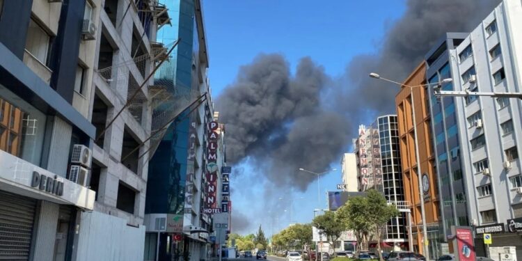 Plastik fabrikasındaki yangın kontrol altına alındı  YENİLENDİ