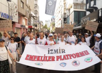 Emekliler hakları için sokağa çıktı