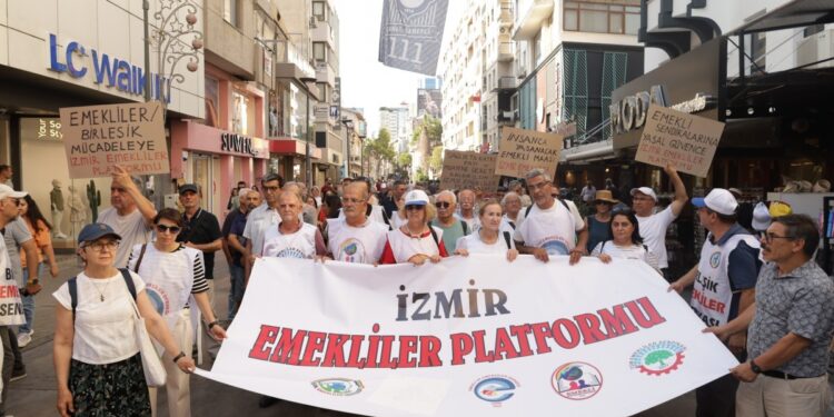 Emekliler hakları için sokağa çıktı