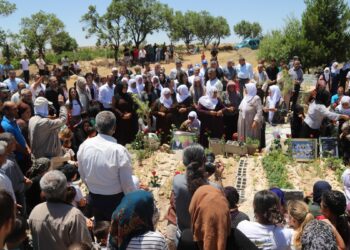Yangın felaketinde yaşamını yitirenler mezarları başında anıldı