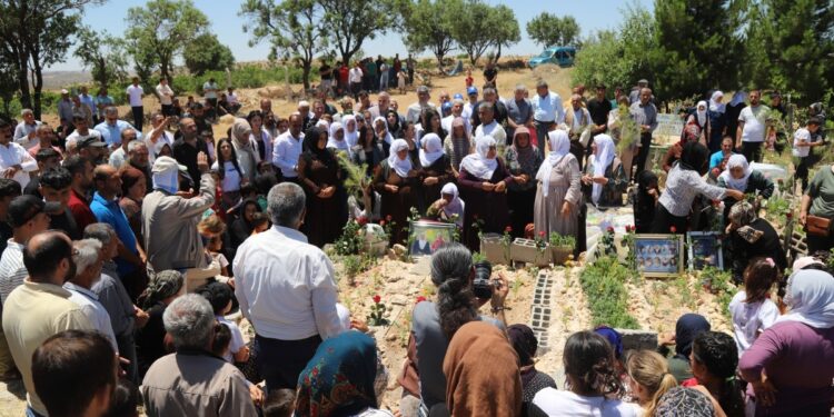 Yangın felaketinde yaşamını yitirenler mezarları başında anıldı
