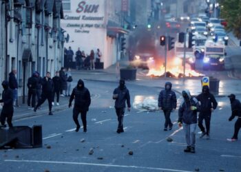 Kuzey İrlanda’da protestolar üçüncü gününde: 32 yaralı, 6 gözaltı