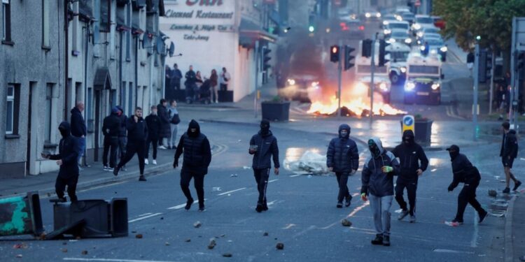 Kuzey İrlanda’da protestolar üçüncü gününde: 32 yaralı, 6 gözaltı