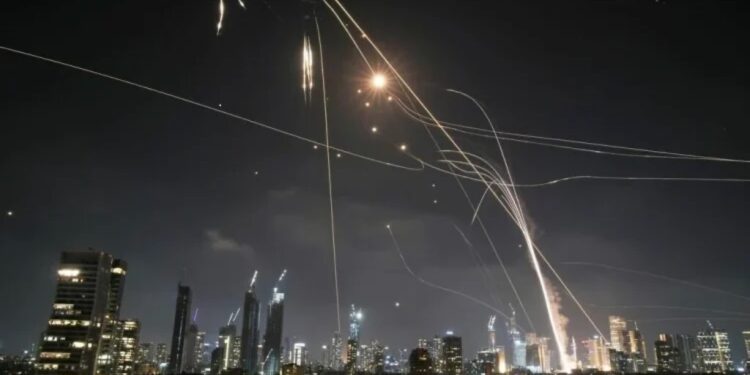 İran, İsrail’e füze ile saldırdı