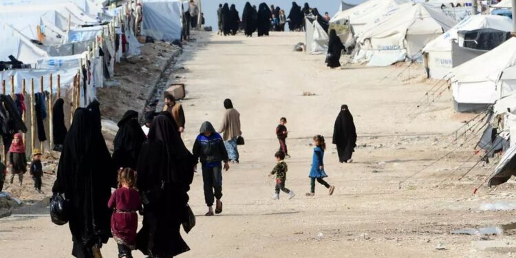 Bine yakın Iraklı Hol Kampı’ndan ayrıldı