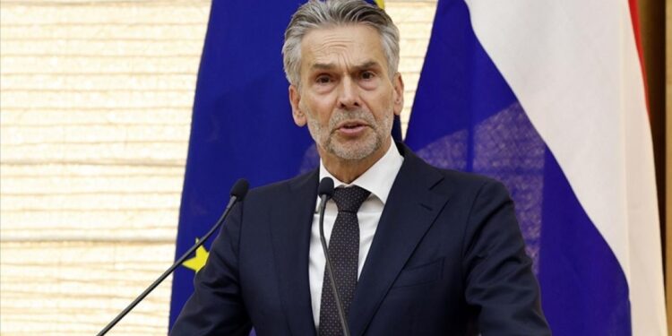 Hollanda başbakanı istifa etti