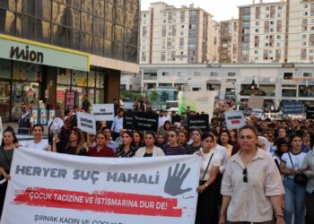 Şirnex’te yüzlerce kişi çocuklar için yürüdü